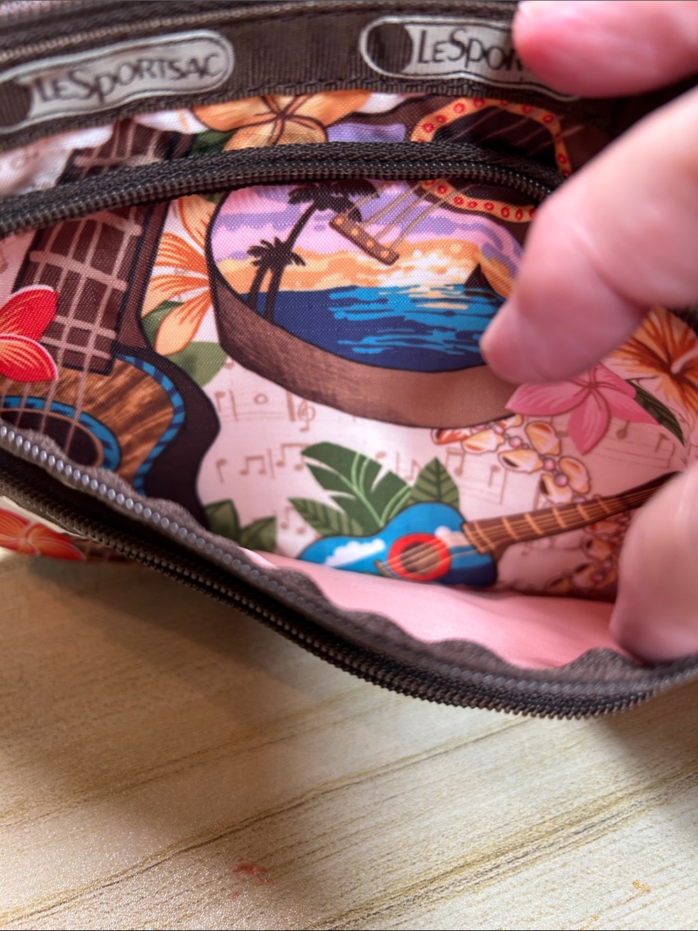 LeSportsac “Mele Ukulele” Print Triple-Zip Cosmetic Pouch Retired in ExCond - Picture 5 of 8
